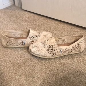Crochet toms